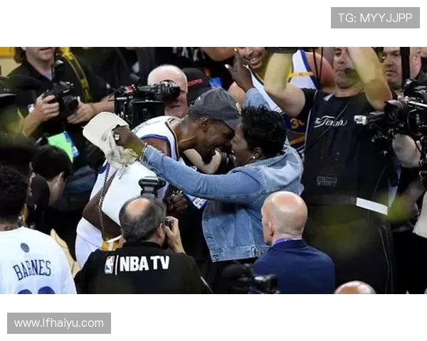 安德森穿母亲球衣感动全场